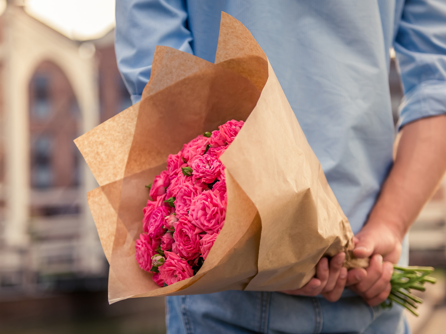 На улице дарят цветы. Букет для мужчины. Цветы в подарок. Мужчина с цветами. Букет "девушке".