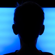 TV Watccan Sledování televize v temnotě zranil vaše oči? | Vize | Andrew Weil, M.D.hing