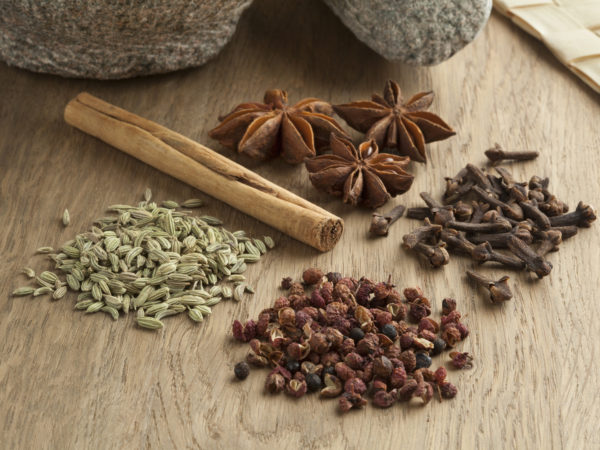 Five spices to make chinese five-spice powder