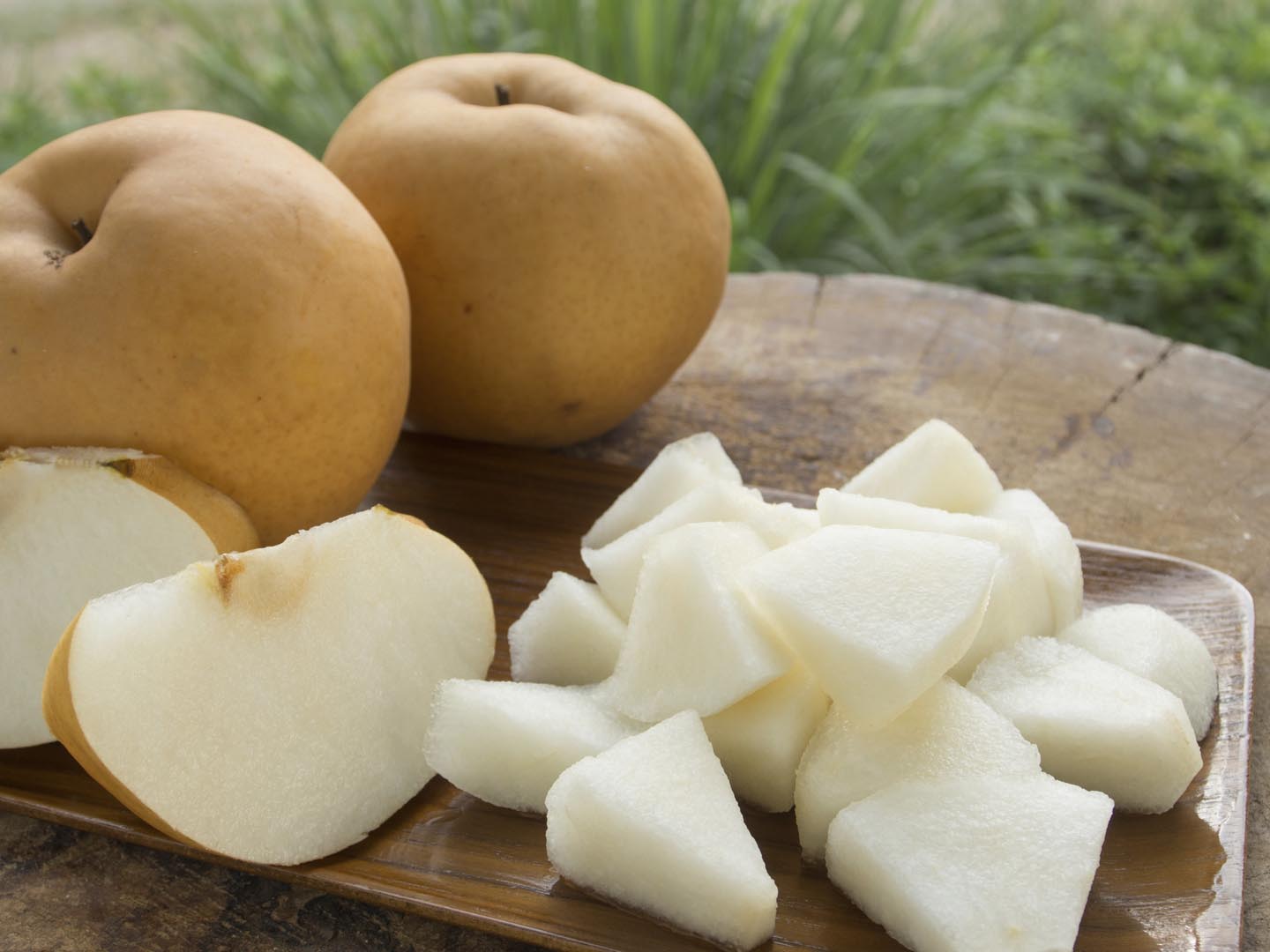 Pear slices on wooden tray