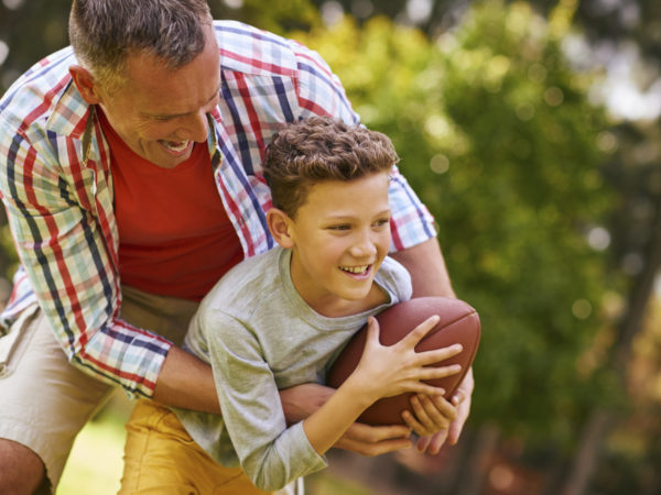 Shot of a father and son playing football in a parkhttp://195.154.178.81/DATA/i_collage/pu/shoots/806384.jpg
