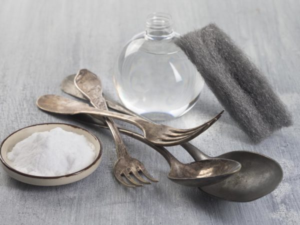 Cleaning Vintage silverware with bicarbonate and vinegar