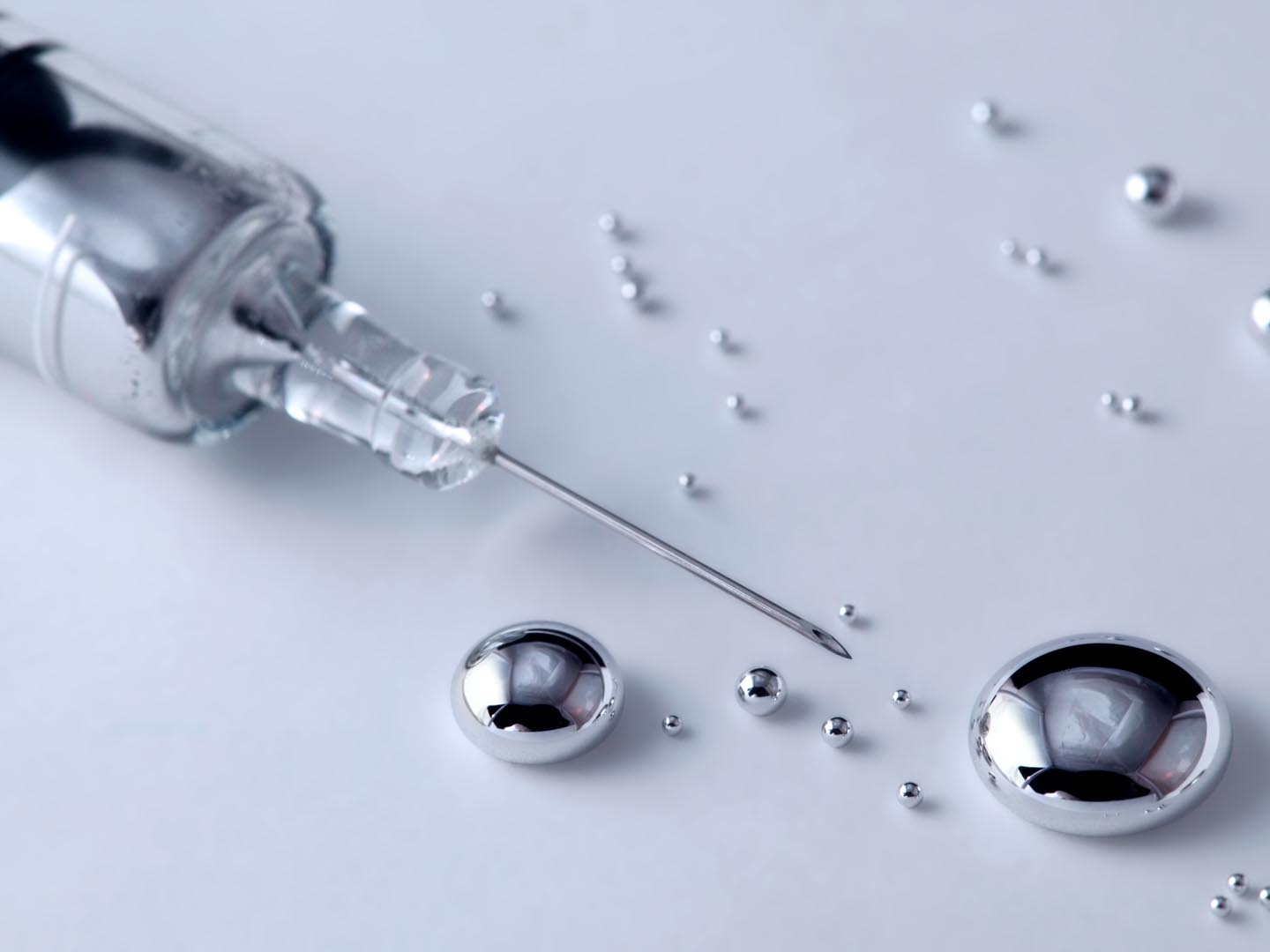 Hypodermic vaccine syringe with fine needle for less pain, filled with mercury