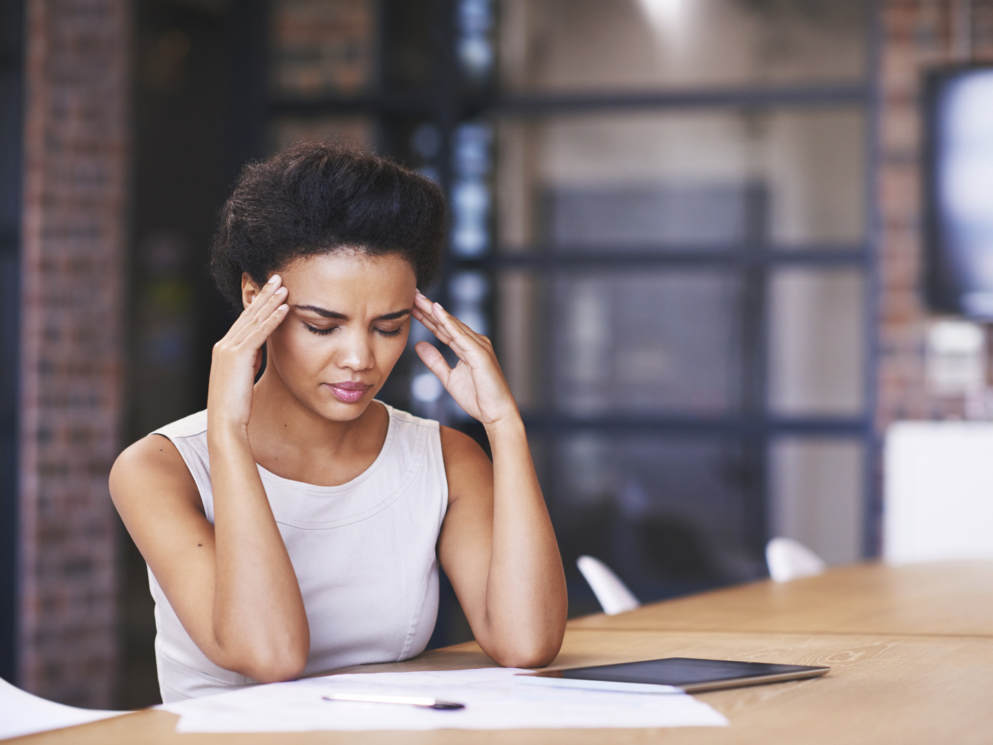 Shot of a businesswoman looking stressed while working at her deskhttp://195.154.178.81/DATA/i_collage/pu/shoots/806205.jpg