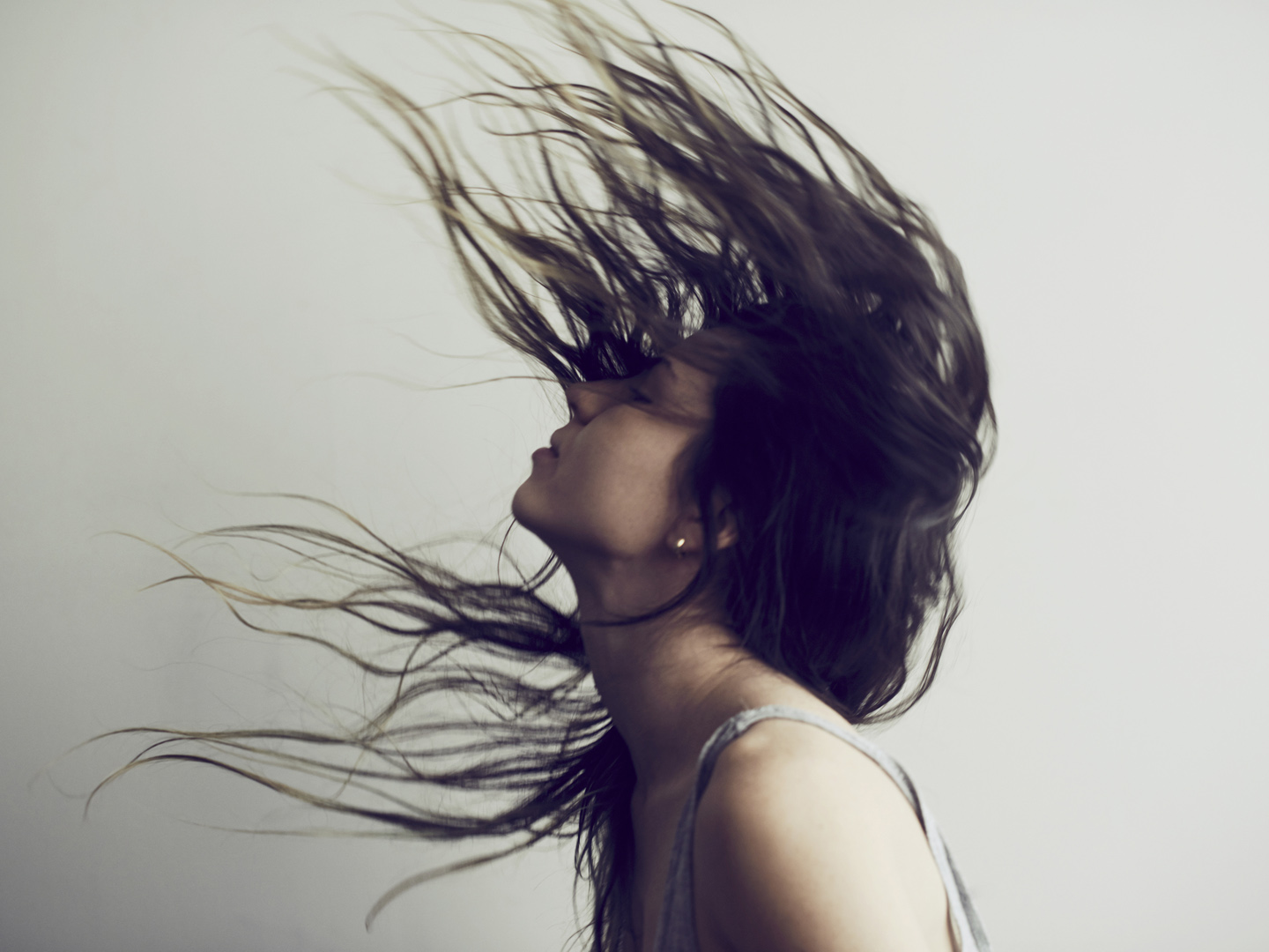 Shot of a young woman flipping her long hair backhttp://195.154.178.81/DATA/i_collage/pu/shoots/805298.jpg