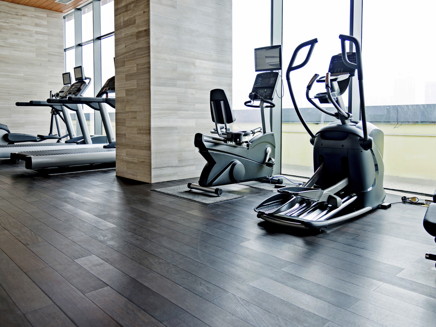 Empty gym room with group of exercise machine.