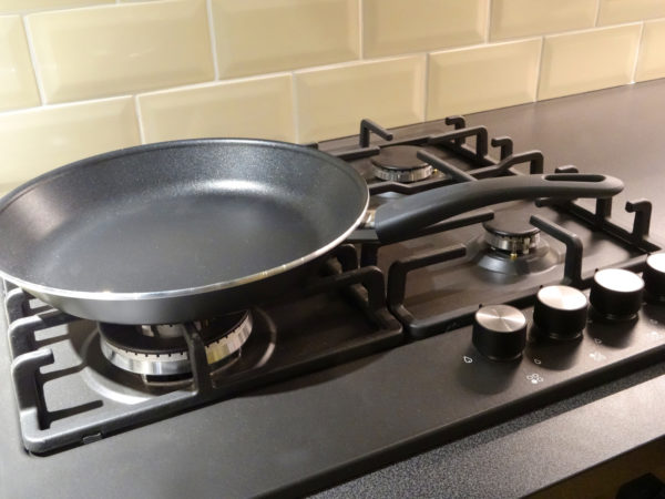 https://www.drweil.com/wp-content/uploads/2016/12/iStock_64605055_LARGE-are-nonstick-ceramic-pans-better-600x450.jpg