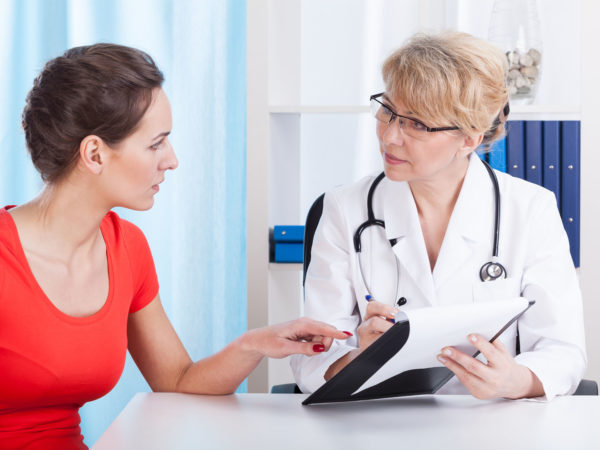 Doctor talking with patient about recommendations, horizontal