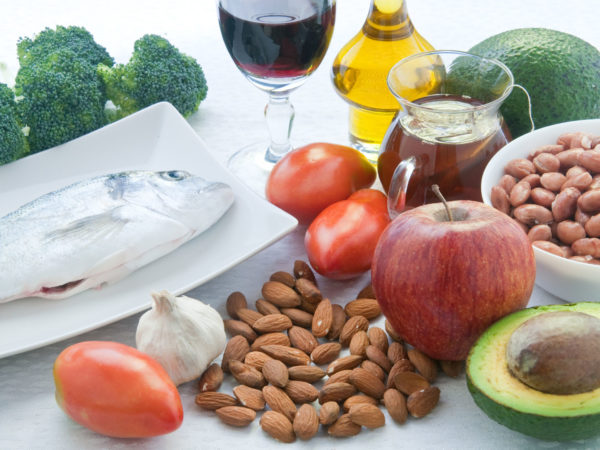 10 foods to lower cholesterol:pepper,wine,tomato,oil,tea,fish,avocado,walnuts