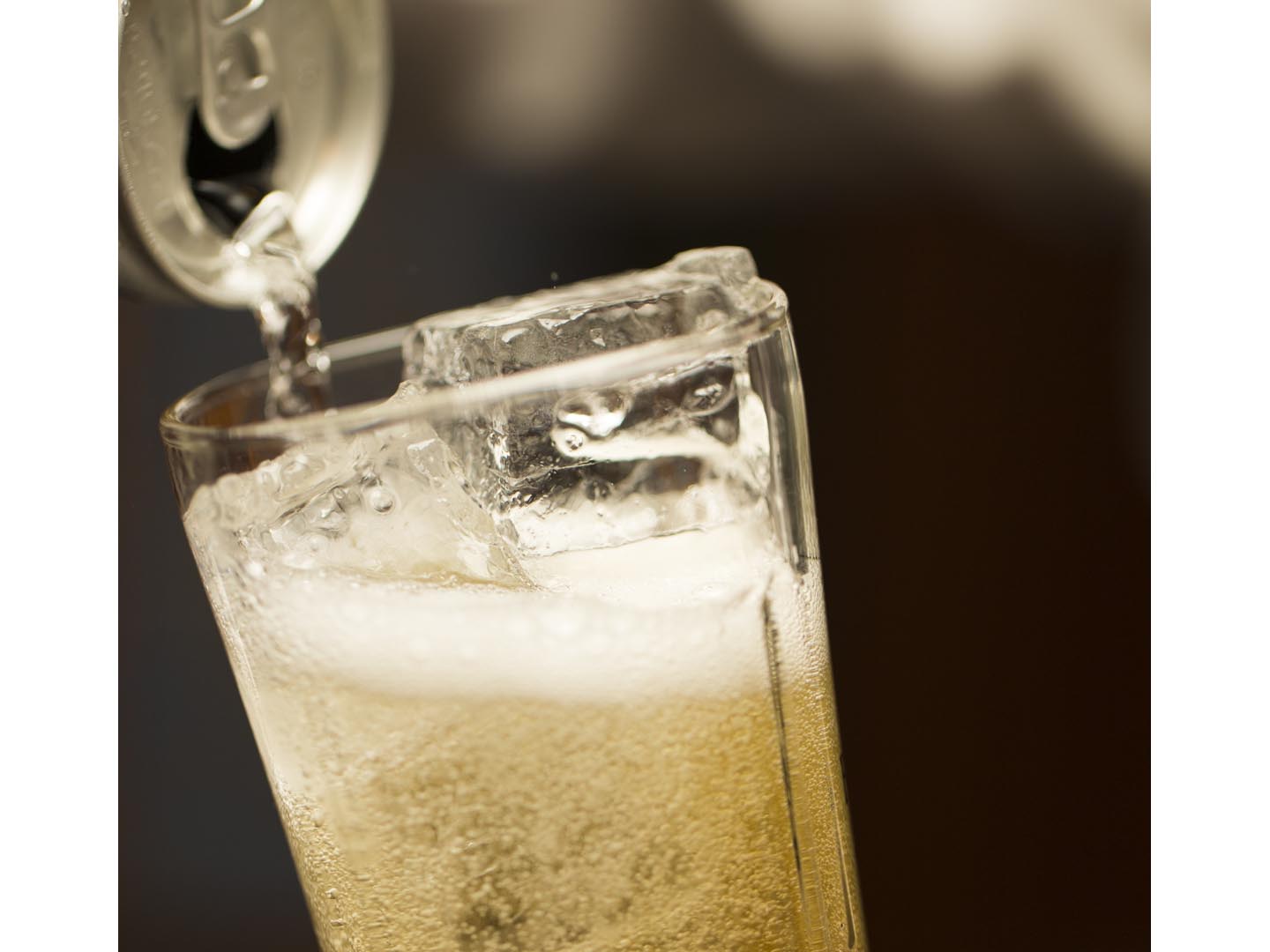 Mixing a highball cocktail