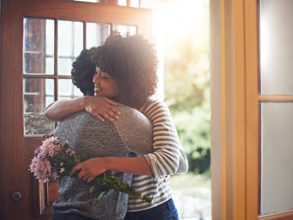 A young woman hugging her husband after receiving flowers from himhttp://195.154.178.81/DATA/i_collage/pu/shoots/784179.jpg