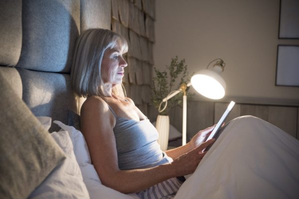 Img_Woman_ReadingIpad_Relaxing