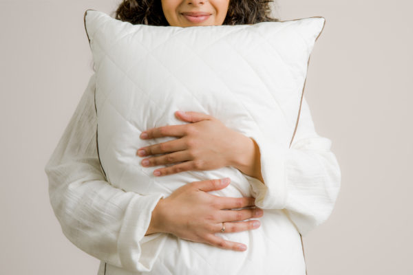 Img_Pillows_DrWeil_AllSeasonsWool_ModelHug_Purecare